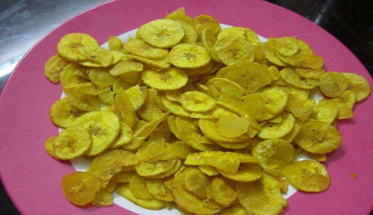 Banana Chips: सफर में जाने से पहले झटपट तैयार करें केले के चिप्स, स्वाद के साथ सेहत का मिलेगा खजाना