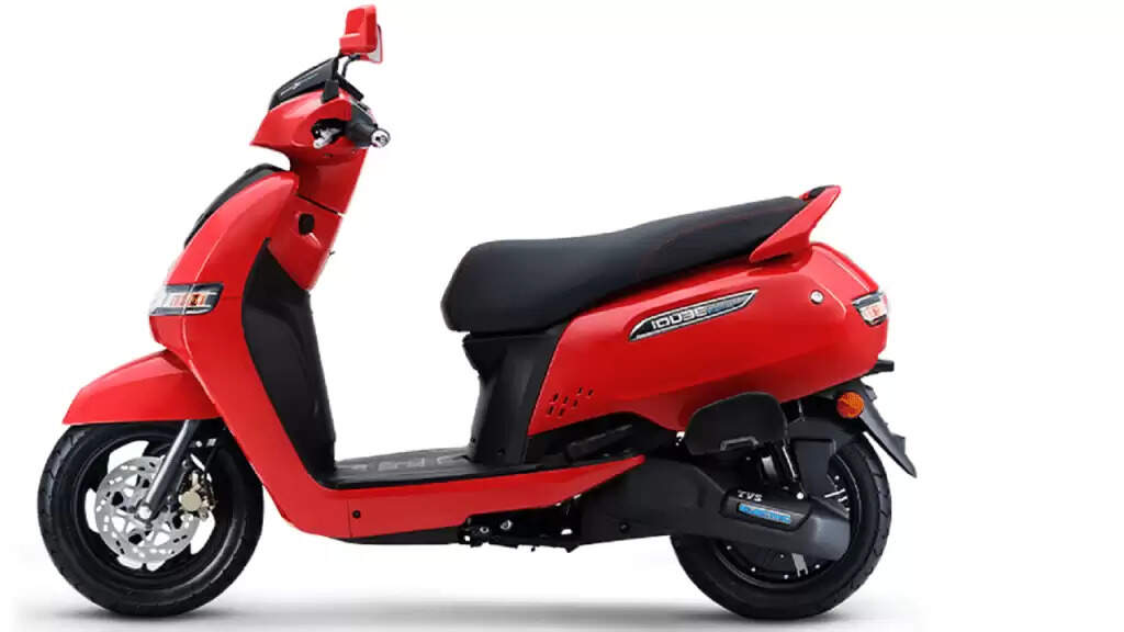 TVS iQube: कंपनी के इस स्कूटर ने मार्केट में उड़ाया गर्दा, जबरदस्त रेंज और धांसू फीचर्स के साथ इतनी हो गई सेल, जानें डिटेल्स
