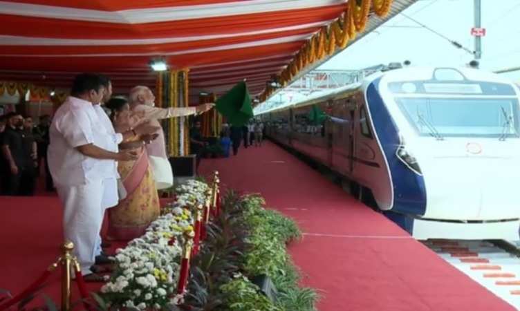 Vande Bharat ट्रेन को PM Modi ने तेलंगाना में दिखाई हरी झंडी, रेलवे स्टेशन और एयरपोर्ट के साथ AIIMS की भी देंगे सौगात