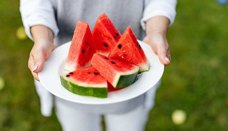 Watermelon side effect: ज्यादा तरबूज खाना भी होता है नुकसानदेह, तो जरा खाने के पहले सोच लें...