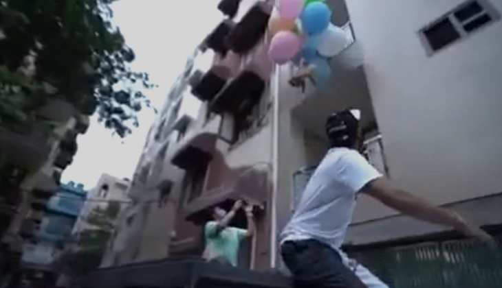 Youtuber ने गुब्बारे के सहारे उड़ाया डॉगी, वीडियो वायरल के बाद हुआ गिरफ़्तार