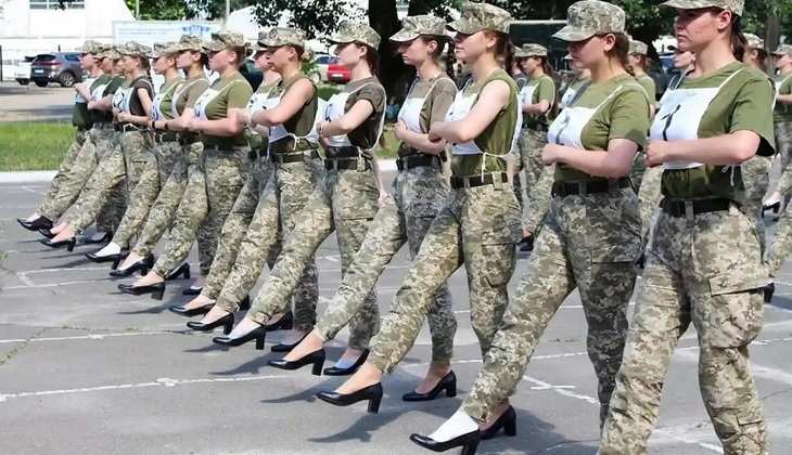 यूक्रेन: महिला सैनिकों ने 'हील्स' में की मार्च परेड, देश में मचा बवाल