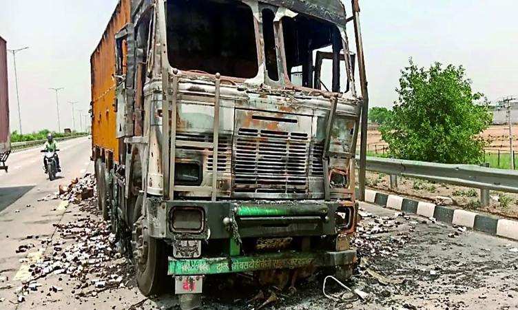 Greater Noida: ईस्टर्न पेरिफेरल पर अज्ञात वाहन ने ट्रक में मारी टक्कर! केबिन के अंदर ही जल गया ड्राइवर, मौत