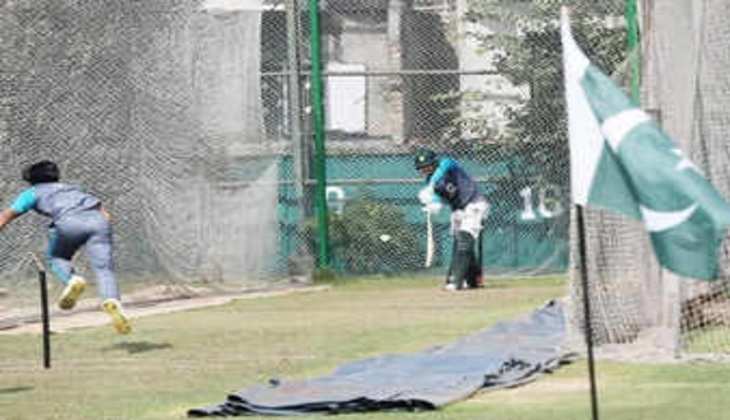 बांग्लादेश के मैदान पर पाकिस्तानी खिलाड़ियों ने लगाया अपने देश का झंडा, पाक टीम के प्रबंधन बोले कोई नई बात नहीं