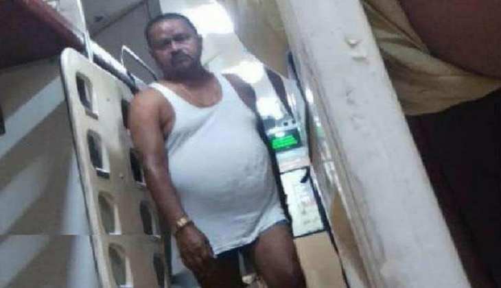 Viral Photo: कच्छा-बनियान पहनकर ट्रेन में घूमते दिखे विधायक, फोटो वायरल होने पर बोले-'मेरा पेट खराब था'