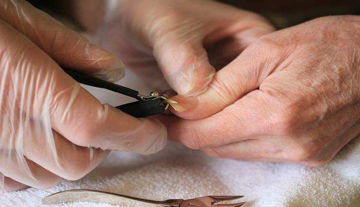 Nail Cutting Rules: किस दिन नाखून काटने से होता है धन का लाभ, जानिए