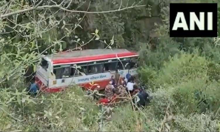उत्तराखंड में खाई में गिरी बस, 26 लोगों को सुरक्षित बाहर निकाला, कुछ की हालत गंभीर