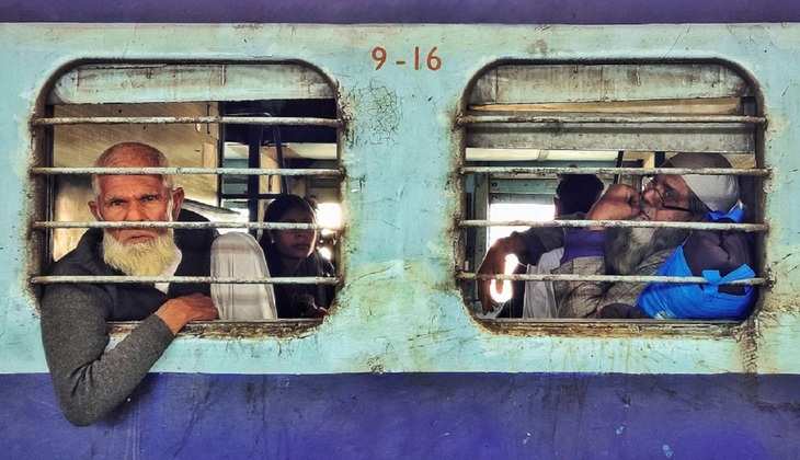 Railways Rule: बिना रिजर्वेशन के ट्रेन के रिजर्व डिब्बे में क्या यात्रा कर सकता है कोई यात्री ? जानें इस सवाल का जबाव