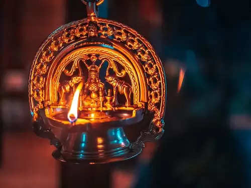 Diwali 2022: रोशनी के इस पर्व पर वास्तु के अनुसार जलाएं दीये, गणेश-लक्ष्मी संग में बरसाएंगे कृपा