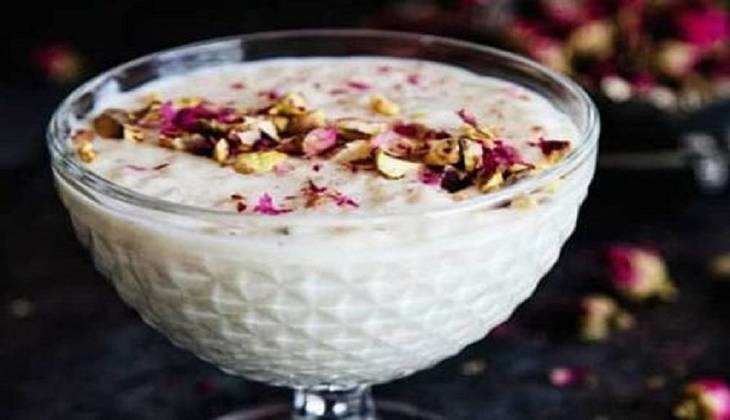 Gulkand Seviyan Recipe: ईद के मौके पर बनाएं ये खास मीठी मीठी सेवईयां, रिश्तों में भी घुल जाएगी मिठाई