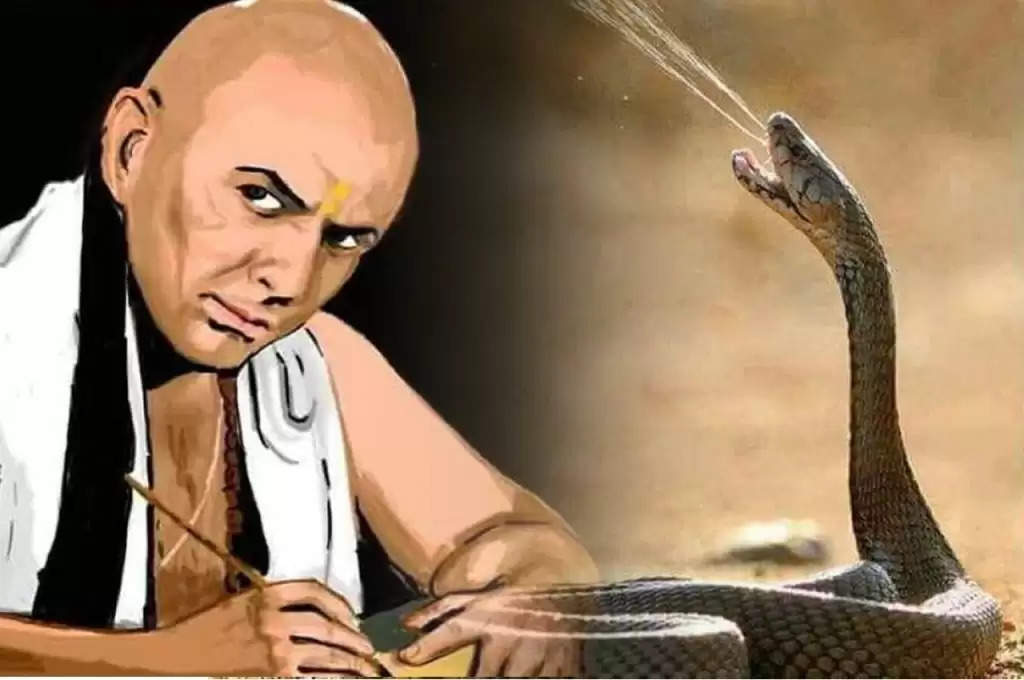 Chanakya Niti: इन 3 लोगों को हल्के में लेने की ना करें भूल, वरना जीवन भर होगा पछतावा