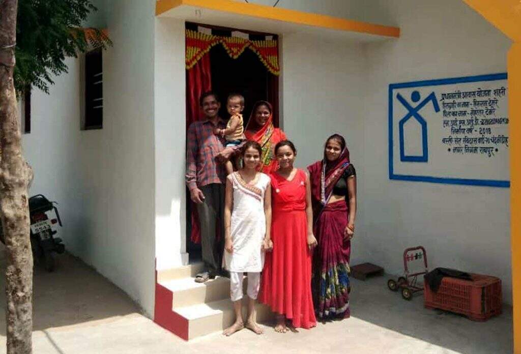 PM Awas Yojana: आवास बनवाने के लिए मिली राशि से बनवाया मंदिर, ग्रामीणों ने भी नेक काम में की मदद, अधिकारी बोले- जांच होगी