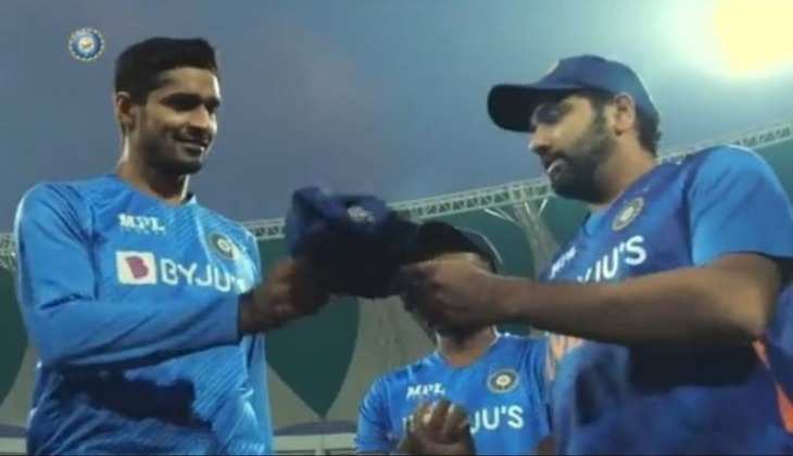 श्रीलंका के खिलाफ पहले टी-20 मैच से किया डेब्यू, मौके को तरसते हुड्डा को मिला कप्तान रोहित से इनाम