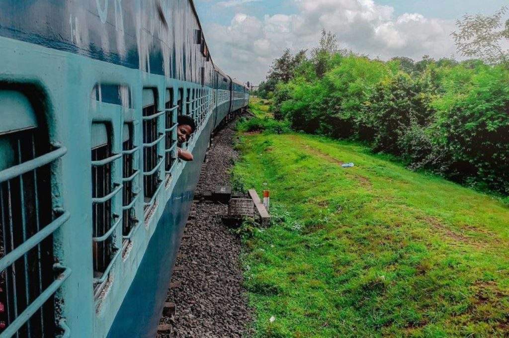 Railway: आपकी टिकट अगर रह जाए घर और मोबाइल में हो उसकी फोटो, तो क्या आप कर पाएंगे ट्रेन में यात्रा,जानें इस सवाल का जबाव