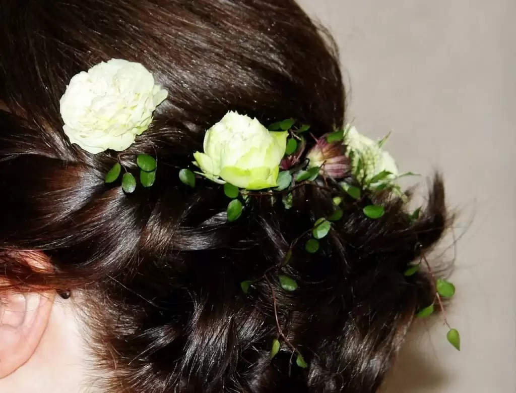 Floral hairstyles: इस वेडिंग सीजन में बनाएं ये हेयरस्टाइल, लोग दुल्हन को भूल सिर्फ आपको ही देखेंगे