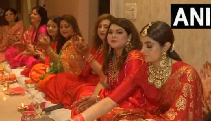 Karwachauth 2022: देशभर में महिलाओं ने सज-सवर कर की पूजा-अर्चना, देखिए दिल्ली, यूपी और बिहार की सीधी तस्वीरें