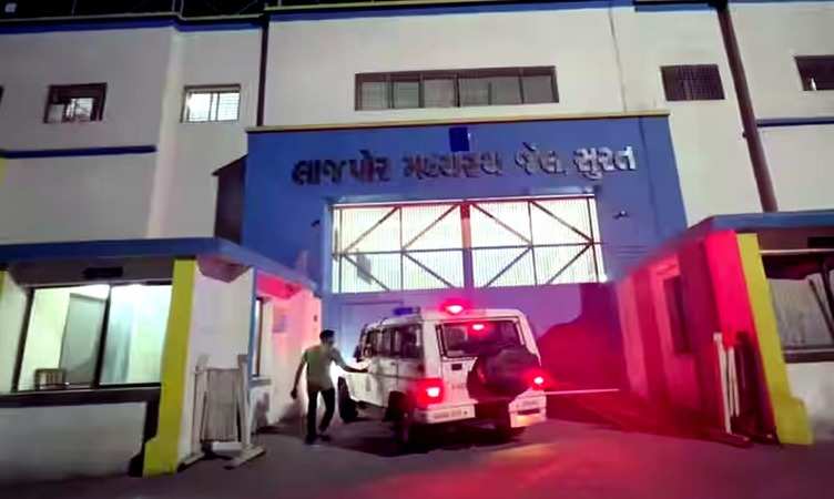 Gujarat Jail Raid: देर रात गुजरात की 17 जेलों में छापेमारी, 1700 पुलिसकर्मियों ने खंगाले बैरक; कई फोन जब्त