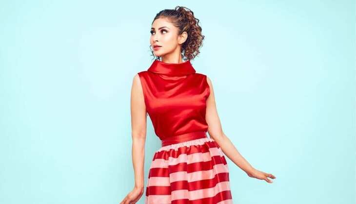 Mouni Roy रेड कलर की ड्रेस पहन लग रहीं तीखी लाल मिर्च, तस्वीरें देख आपके भी कानों से निकल जाएगा धुआं