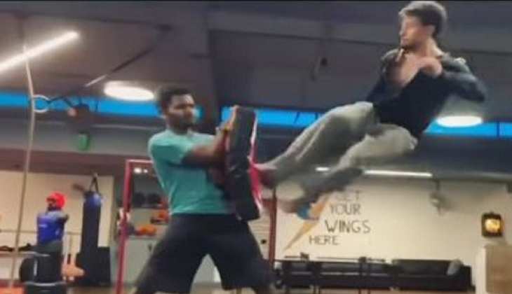 Tiger Shroff ने हवा में स्टंट कर एक साथ मारी पांच लातें, बार-बार देखा जा रहा ये Video