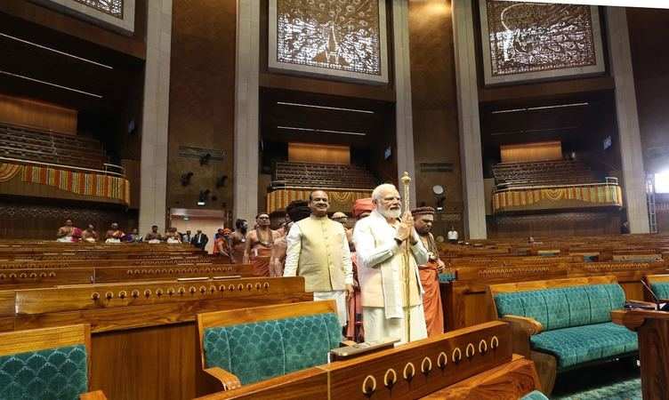 प्रधानमंत्री नरेंद्र मोदी ने किया नए संसद भवन का इनॉगरेशन, सेंगोल को किया साष्टांग प्रणाम