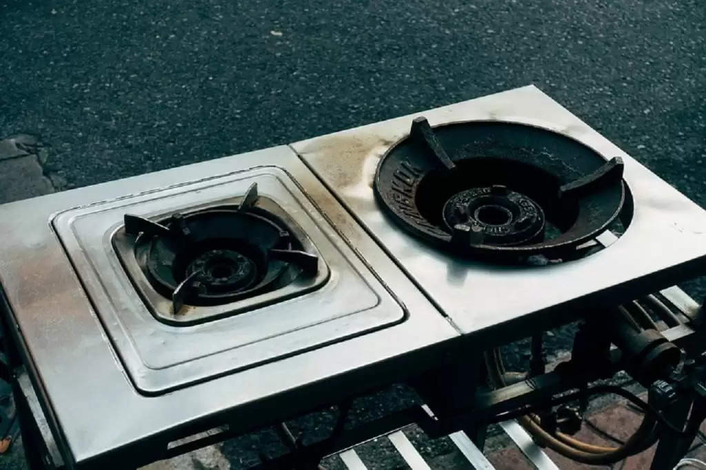 Kitchen Cleaning Tips: गंदे पड़े गैस बर्नर का छुटकियों में करें सफाया, दमक उठेगा आपका किचन
