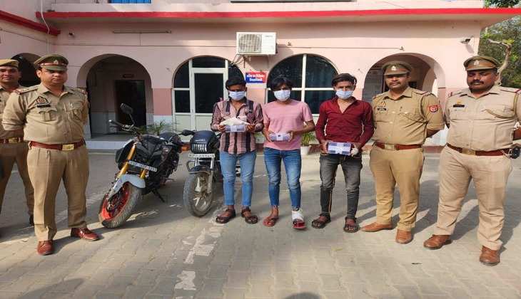 Greater Noida: बाइक पर सवार होकर मोबाइल छीन ले जाते थे ये लुटेरे, दो मोटरसाइकिलों के साथ तीन गिरफ्तार