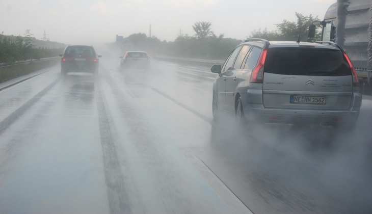 Driving Tips: बारिश में ड्राइविंग करते समय न करें ये लापरवाही, वरना हो सकता है हादसा
