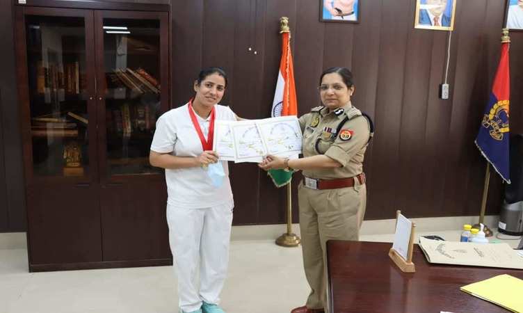 पुलिस कमिश्नर लक्ष्मी सिंह ने टेबल टेनिस में गोल्ड समेत 3 पदक जीतने वाली प्रियंका अरोड़ा को किया सम्मानित