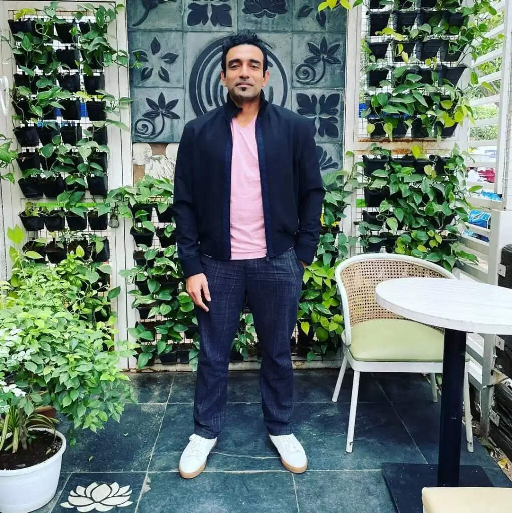 TATA IPL 2022: IPL में सबसे लंबा छक्का लगाने वालों में शामिल है ये भारतीय गेंदबाज, नाम जान हो जाएंगे हैरान