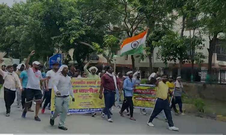 Greater Noida: सफाई कर्मचारियों की हड़ताल जारी,जलूस निकालकर सेक्टरों और सड़कों पर किया प्रदर्शन