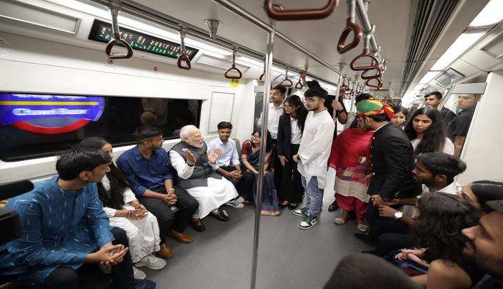 PM MODI अचानक मेट्रो सफर कर दिल्ली यूनिवर्सिटी पहुंचे,  सामान्य नागरिक की तरह टिकट लेकर की यात्रा
