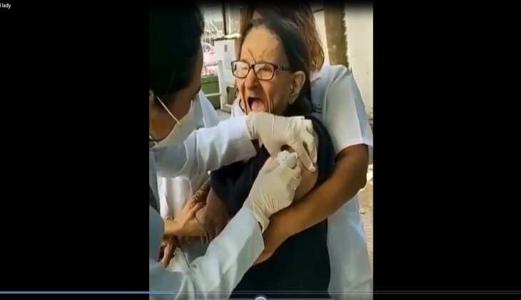 Viral Video: बुजुर्ग महिला को 3 लोगों ने लगाया इंजेक्शन, रिएक्शन देख लोग हुए लोटपोट