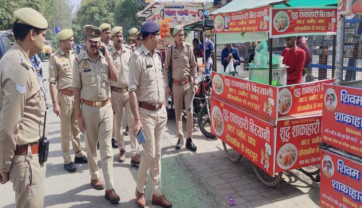 Greater Noida: सड़कों से अतिक्रमण हटवाकर 447 वाहनों के हुए चालान, 17 किए गए सीज!