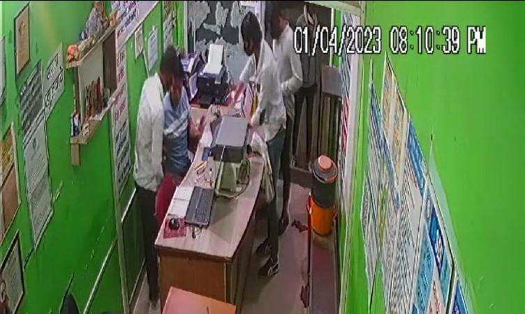 Greater Noida: हथियारों के बल पर बदमाशों ने जन सुविधा केंद्र में की लूटपाट, घटना CCTV में कैद