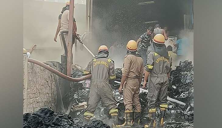 Greater Noida: पॉलीथिन बनाने वाली फैक्ट्री में लगी आग, फायर ब्रिगेड की गाड़ियों ने पाया काबू