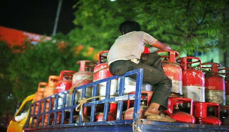LPG Gas Price Rise: घरेलू रसोई गैस सिलेंडर पर 50 रुपये बढ़ने से जनता की जेब में लगी आग, देखिए नए रेट