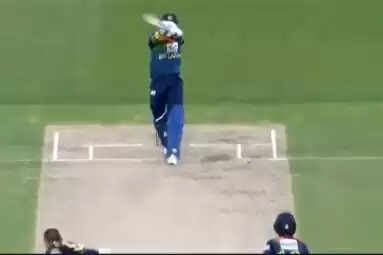 Video: श्रीलंकन बल्लेबाज का “हवाई फायर” शॉट,  देखें वीडियो