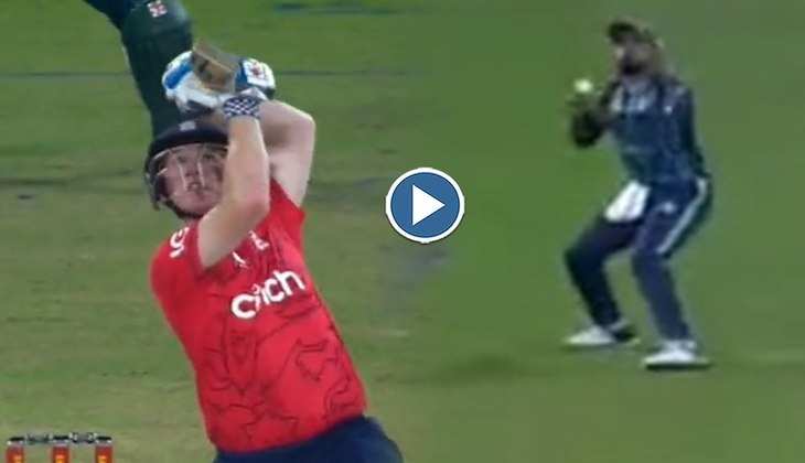 बाबर की किरकिरि! गेंदबाज ने गुस्से में लाल-पीला होकर कप्तान के साथ कर डाल ये काम, देखें वीडियो