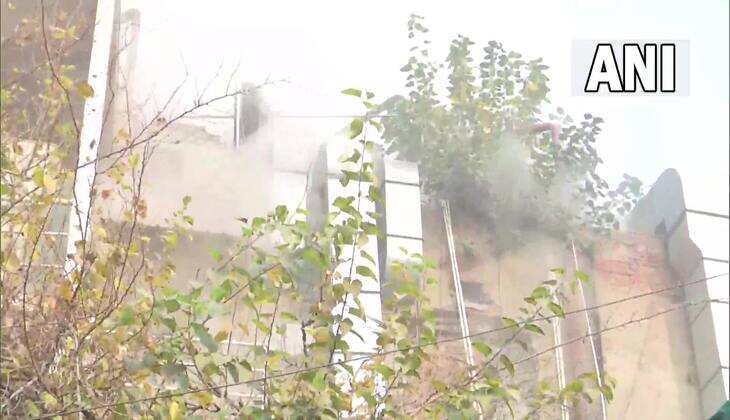 Delhi के कनॉट प्लेस के रेस्टोरेंट में लगी आग, फायर ब्रिगेड ने काफी मशक्कत के बाद पाया काबू