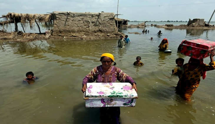 Flood in Pakistan: बाढ़ से अस्त-व्यस्त हुआ जनजीवन, मरने वालों की संख्या 1400 के पार, जानें पड़ोसी देश में क्या-क्या तबाह हुआ