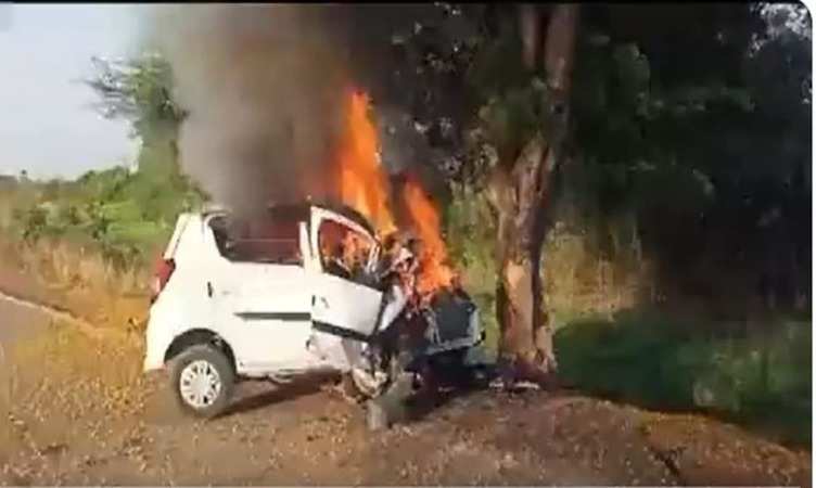 MP के हरदा में दर्दनाक हादसा,अनियंत्रित होकर पेड़ से टकराई कार, 4 लोग जिंदा जले