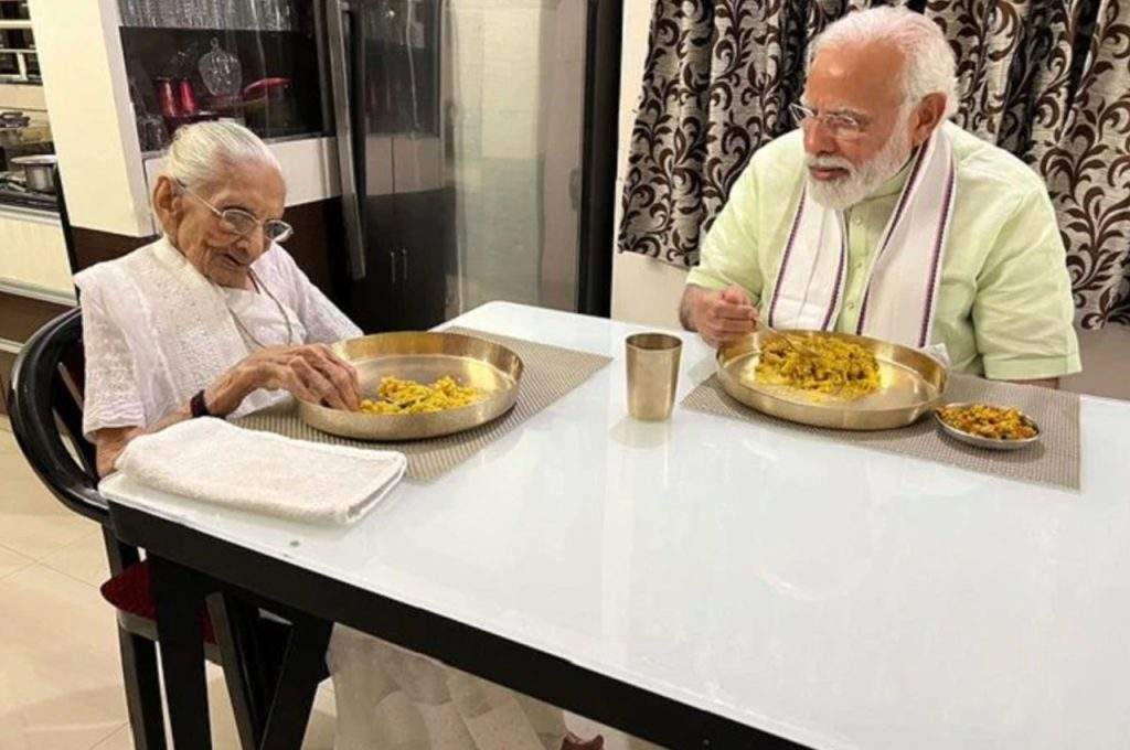 PM Modi ने हीराबेन के 100वें जन्मदिन पर लिखा भावुक ब्लॉग, कहा 'मां दूसरों के घर बर्तन भी मांजा करती थीं'