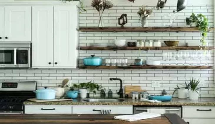 Vastu Tips for kitchen: अगर आप भी किचन में काम करते समय करती हैं ये गलतियां, तो हो जाएं सावधान…