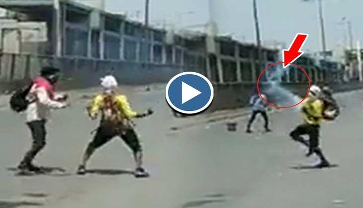 Viral Video: पाक में सुरक्षाबलों ने दागा आंसू गैस का गोला तो इस शख्स ने लपककर लिया कैच, देखिए वायरल वीडियो