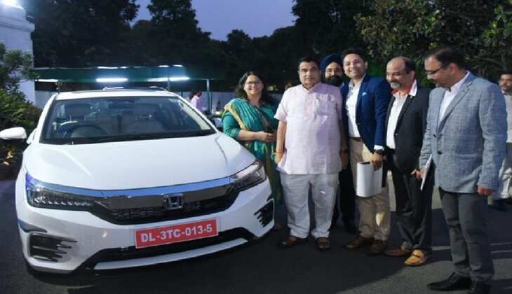 केंद्रीय मंत्री नितिन गडकरी देखने पहुंचे इस नए Honda hybrid car को, अभी जानिए आखिर क्या है ऐसा खास इस गाड़ी में