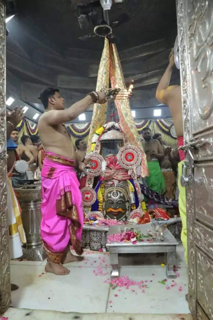 Maha Shivaratri 2023: कोलकाता से आया सेहरा और वरमाला, बाबा महाकाल आज बनेंगे दूल्हेराजा, घर बैठे करें महादेव के लाइव दर्शन