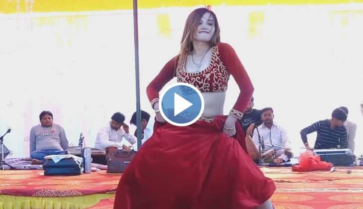 Haryanvi Dance Video: कोमल रंगीली ने स्टेज पर लहंगा उठा उठा कर लगाए ठुमके, डांस देख बौखलाए चिचा