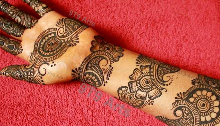 Bangle Mehndi Design: आपके हाथों की खूबसूरती को लगेंगे चार चांंद, आजकल ट्रेंड में हैं ये चूड़ी मेहंदी डिजाइन