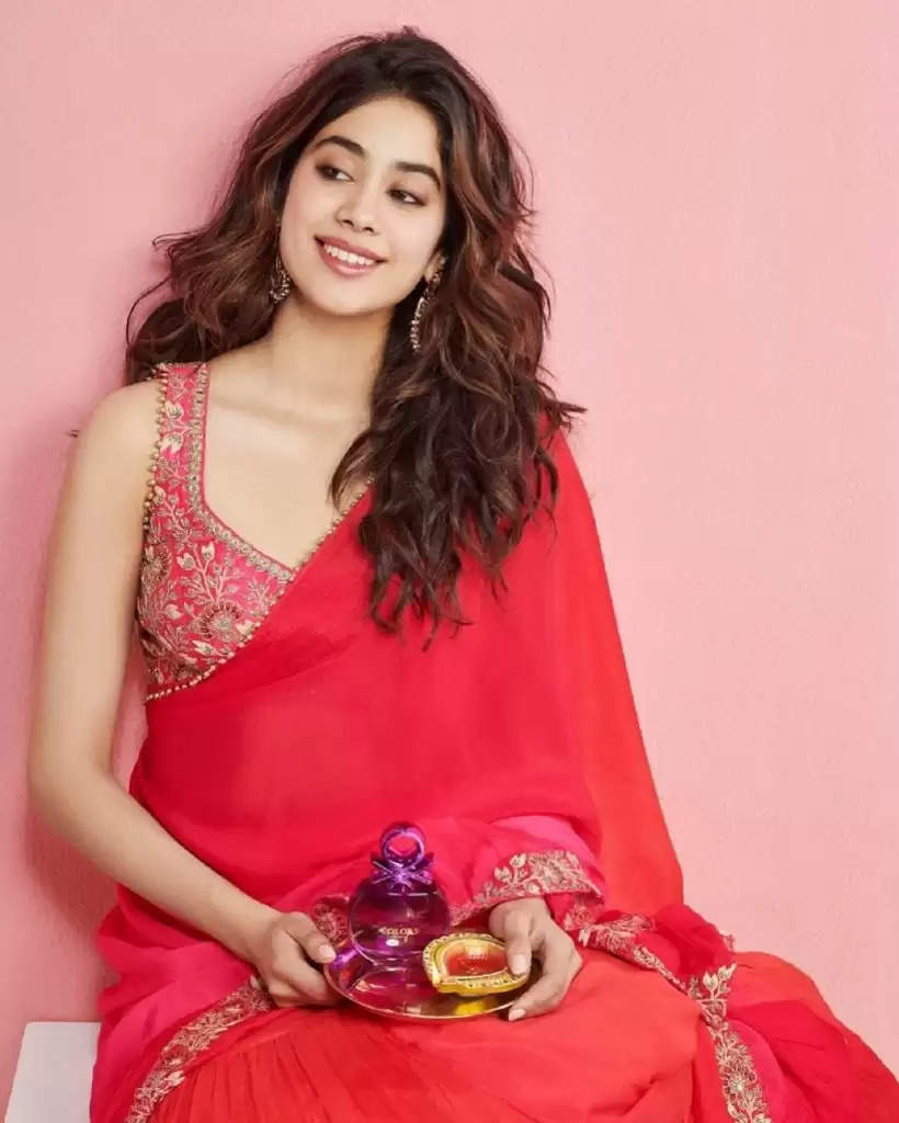 Janhvi Kapoor Fashion: वेडिंग सीजन में रिक्रिट करें जान्हवी का ये साड़ी लुक और लूट ले जाएं पूरी महफिल