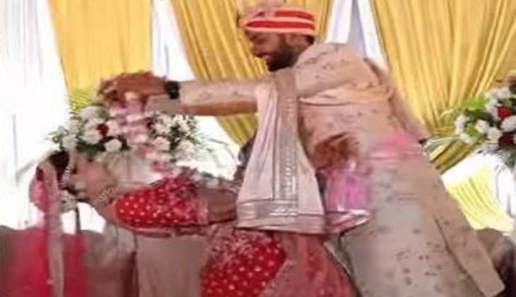 Viral Video: जयमाला के समय दुल्हन ने दूल्हे को दिखाया फिटनेस लेवल तो लोग बोले-'ये है योगा वाली शादी'